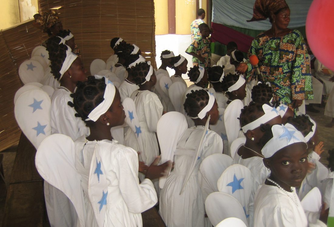 Des enfants habillés en anges chantent lors de la fête de l'Epiphanie.